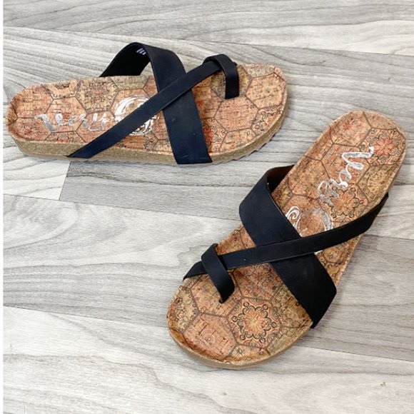 Gypsy Jazz Toe Strap Sandals - Better Be Me, Black - Picture 1 of 6
